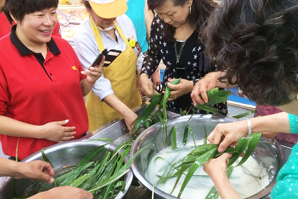 學府店顧客包粽子比賽.jpg